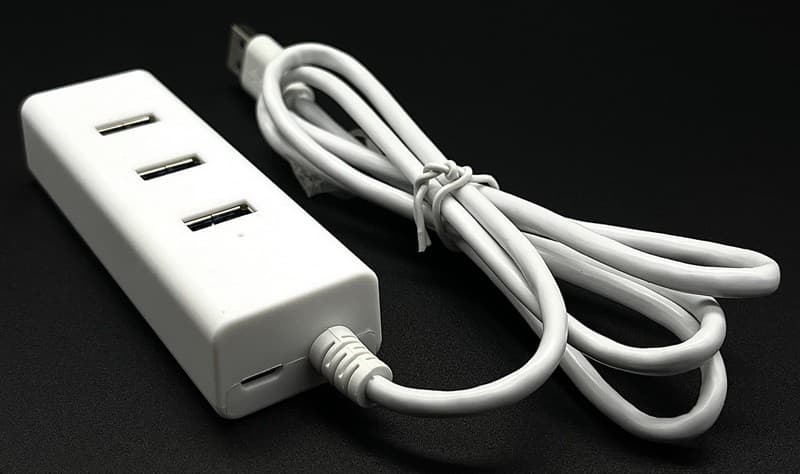 רכזת USB3.0 עם 4 פורטים וכבל מובנה באורך 60 ס"מ + עם אופציה לספק כוח Dagan CMP-USB3HUB2