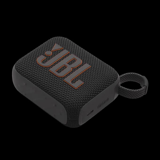 מבט קדמי של רמקול ה-JBL Go 4 בצבע שחור, עם הלוגו של JBL באותיות גדולות בצבע כתום.