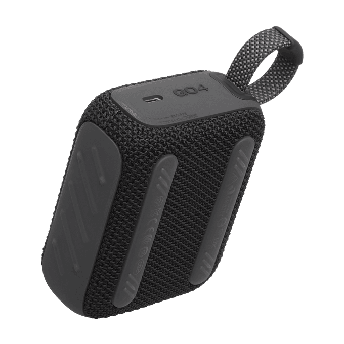 תצוגת תחתית של רמקול ה-JBL Go 4 בצבע שחור, המציגה את עיצוב הבסיס עם טקסטורה ומערכת תפסים.