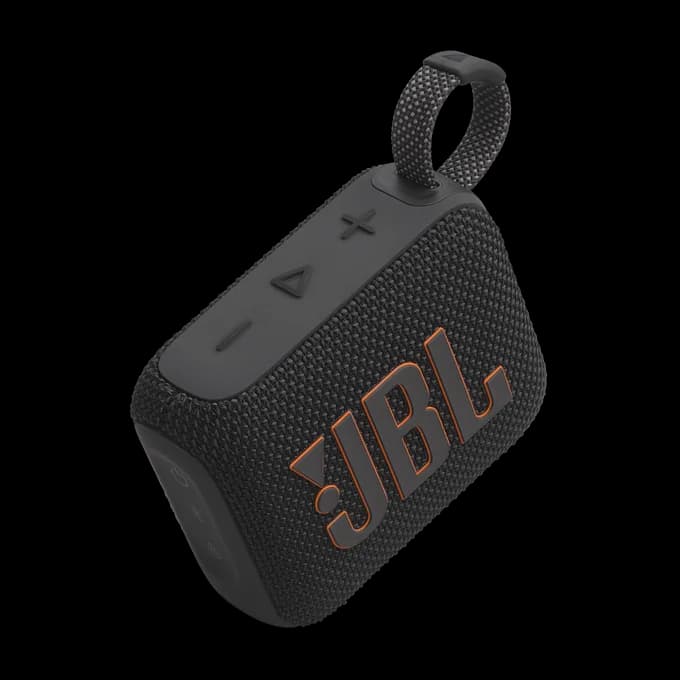 תקריב נוסף של רמקול ה-JBL Go 4 בצבע שחור, המציג את הכפתורים והלולאה המשולבת.