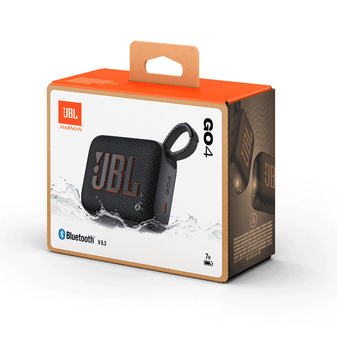 אריזת הרמקול הנייד JBL Go 4 בצבע שחור, מציגה את המוצר על רקע מים, עם הלוגו של JBL והטקסט "Bluetooth V5.3" ו-"7H".