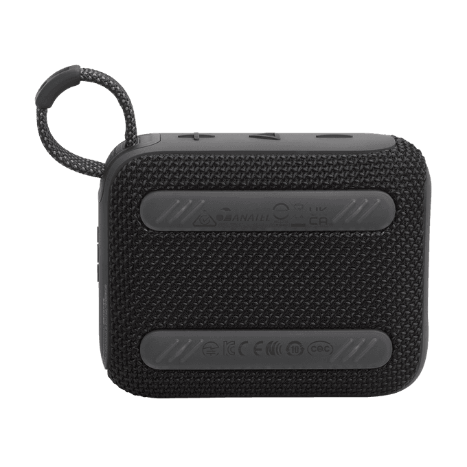 מבט אחורי של רמקול ה-JBL Go 4 בצבע שחור, המציג את החלק האחורי של הרמקול עם טקסטורת בד ומערכת תפסים מעוצבת.