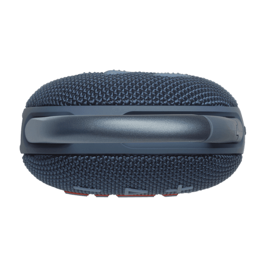 רמקול JBL Clip 5 צף על מים, מדגיש את עמידותו למים - רמקול JBL Clip 5 צף על פני המים.