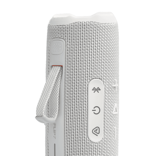 JBL Flip 7 לבן בזמן טעינה עם כבל USB-C