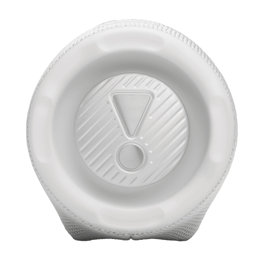 JBL Charge 6 לבן – מוצב על שולחן מודרני