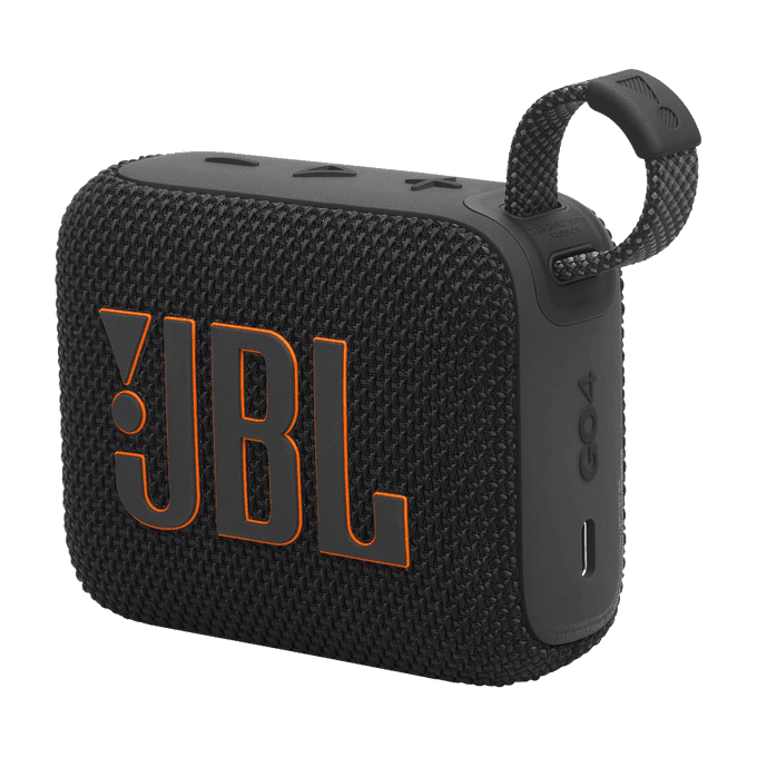 מקול ה-Bluetooth הנייד JBL Go 4 בצבע שחור, מצולם בזווית של שלושה רבעים משמאל, עם הלוגו של JBL באותיות גדולות בצבע כתום על הצד הקדמי של הרמקול.
